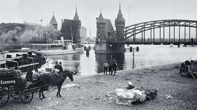 Starý most pes Odru ve ttín. Autorem snímku je fotograf Frantiek Krátký.