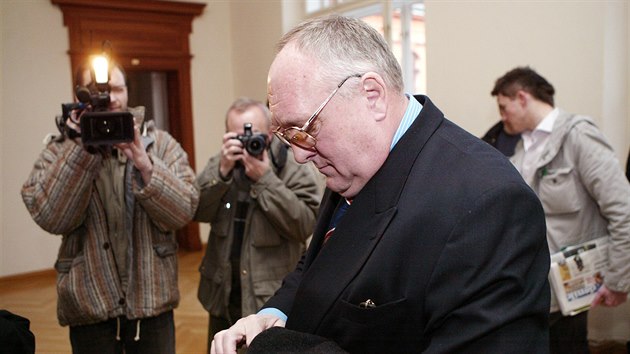 Bval agent StB Pavel Minak u Krajskho soudu v Brn, kde el obvinn z pojiovacho podvodu. (25. ledna 2008)
