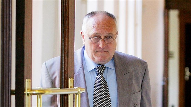 Bval agent StB Pavel Minak u Krajskho soudu v Brn, kde el obvinn z pojiovacho podvodu. (10. ervna 2008)