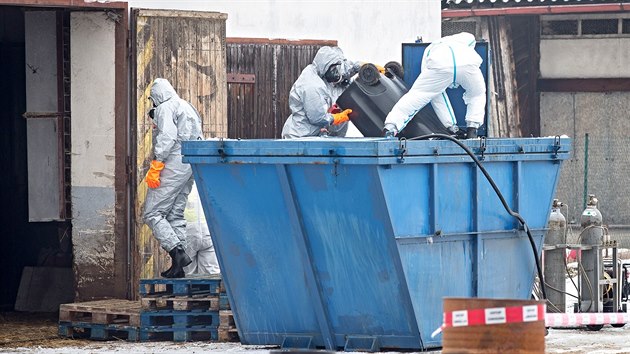 Pta chipka zashla komern chov ve Vlachov Bez na Prachaticku. V noru tam veterini a hasii utratili 17 tisc kachat.