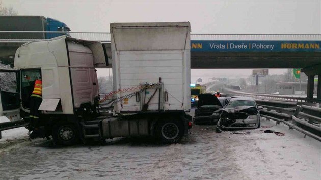 Srka kamionu se dvma osobnmi auty zablokovala dlnici D46 u Vykova smrem na Olomouc. Dva mui utrpli lehk zrann hrudnku.