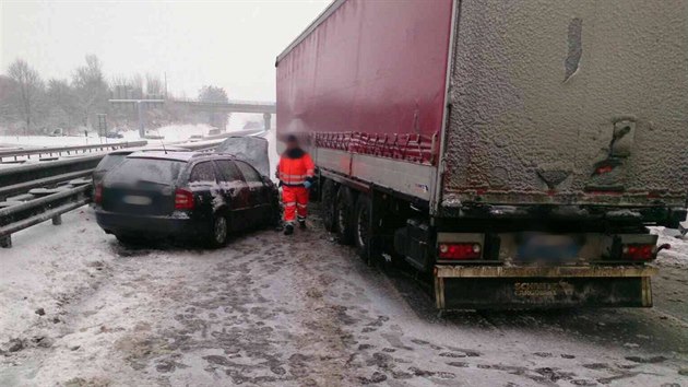 Srka kamionu se dvma osobnmi auty zablokovala dlnici D46 u Vykova smrem na Olomouc. Dva mui utrpli lehk zrann hrudnku.