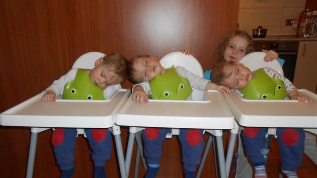 Takto trojata Krytof, Patrik a tpn Vrtlkovi usnuli po lednov nvtv neonatologick ambulance v Brn. Za nimi sestra Karolna.