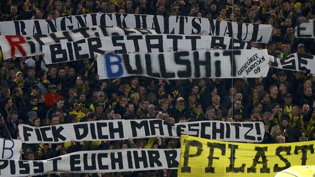 Urliv transparenty vi soupei svtily nad hlavami fanouk Dortmundu pi zpase s Lipskem.