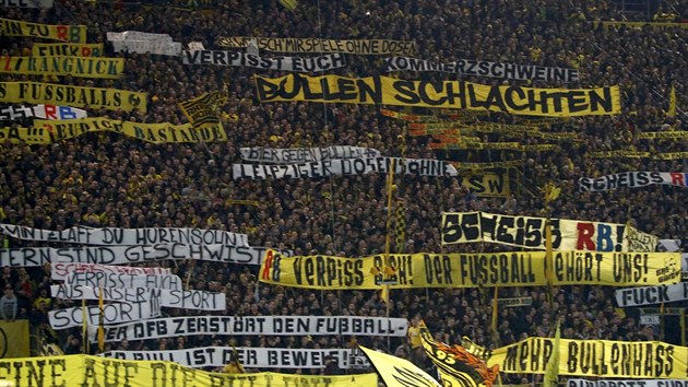 Urliv transparenty v proslulm kotli fanouk Dortmundu pi zpase s Lipskem.