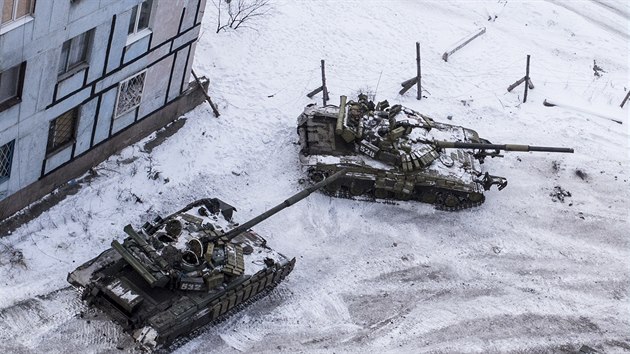 Ukrajinsk armda u Avdijivky - severnho pedmst Doncku, kde v souasnosti eskaluj boje mezi proruskmi separatisty a ukrajinskou armdou. Tamn sdlit jsou odznut od elektiny a tepla.