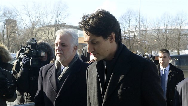Kanadsk premir Justin Trudeau a premir provincie Qubec Philippe Couillard jdou na pohbu obt toku v Maurice Richard Arena v Montrealu (2. nora 2017)