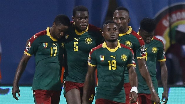 Kamerunsk reprezentant Michael Ngadeu Ngadjui (slo 5) pijm gratulace od spoluhr za svj gl v semifinle mistrovstv Afriky.