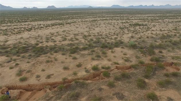 Geologov obhldli puklinu na dlku ovldanm dronem s 4K kamerou