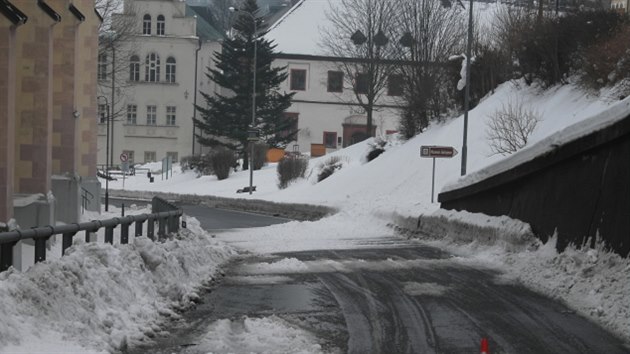 Snh ze stechy jchymovskho kostela pokodil ti projdjc auta.