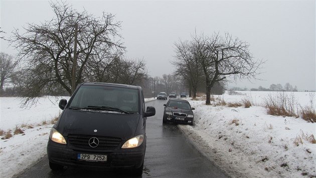 V kluzit se rno promnila napklad silnice mezi tuicemi a Robicemi u Plzn. Na ledu tam uvzl autobus SAD a pak i dal automobily. (2. nora 2017)