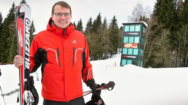 Plzesk biskup Tom Holub si poprv od svho jmenovn do ela diecze zalyoval na umavskm piku. Krom ly jezd tak na snowboardu. (3. ledna 2017)