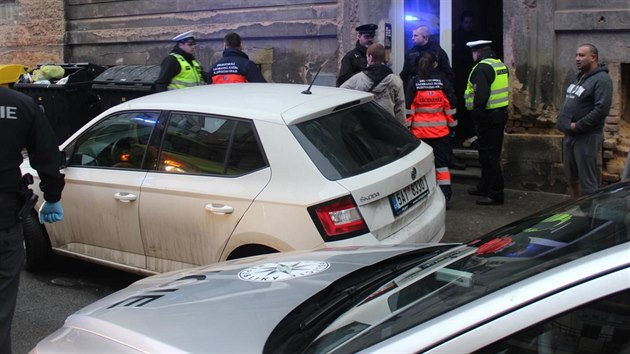Kvli rvace ped ubytovnou v Bendov ulici v Plzni zasahovali policist i zchrani. (4. nora 2017)