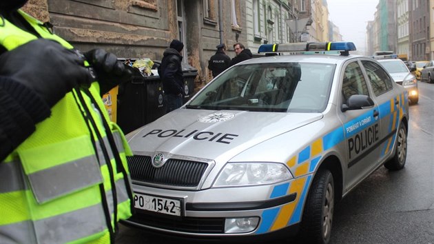 Kvli rvace ped ubytovnou v Bendov ulici v Plzni zasahovali policist i zchrani. (4. nora 2017)