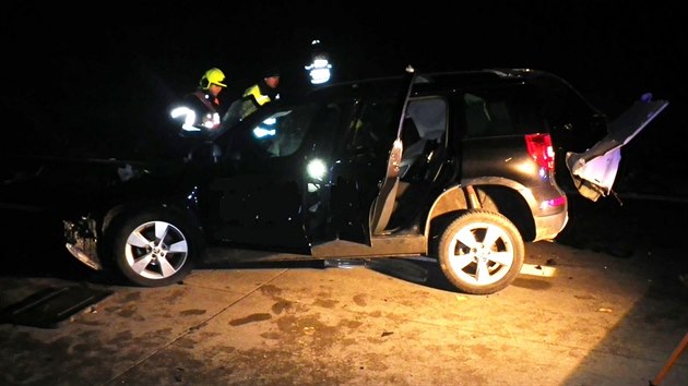 Na dlnici D5 pobl Hemanovy Huti ve smru na Plze narazilo osobn auto zezadu do kamionu. (8. nora 2017)