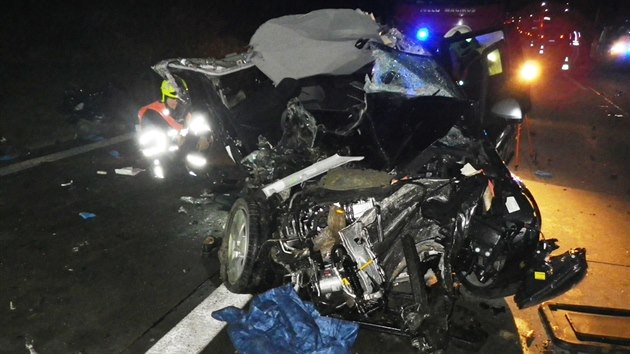 Na dlnici D5 pobl Hemanovy Huti ve smru na Plze narazilo osobn auto zezadu do kamionu. (8. nora 2017)