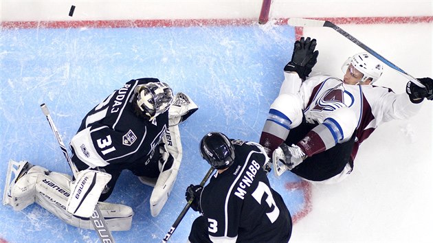 Blake Comeau (vpravo) z Colorada pad ped brankem Peterem Budajem z Los Angeles.