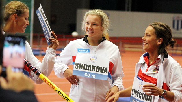 Tenistky Lucie afov, Kateina Siniakov a Barbora Strcov v roli atletek.