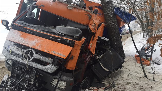 U obce Hraden na Kolnsku zchrani zasahovali u idie posypovho vozu, kter po nehod strvil zaklnn v aut celou noc (1.2.2017)