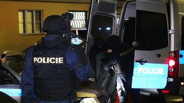 Policejn zsahov jednotka zasahovala ve Vrovicch, kde se zabarikdoval mu se zbran  (3.2.2017)