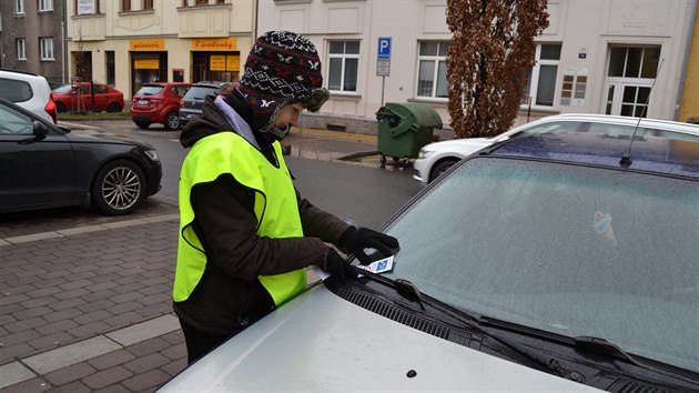 Podle mstostarosty psobili studenti stedn koly v ulicch preventivn a rdi by s nimi spolupracovali tak letos. Ministerstvo proto podali o dal penze. Jednou z innost stedokolk v loskm roce bylo umisovn informanch letk za strae aut. Letky upozorovaly idie na maximln povolenou rychlost v obytn zn. 