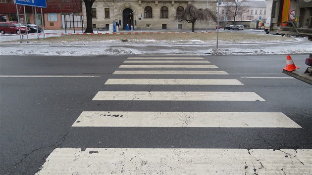 Pechod v centru Opavy, na kterm idi kamionu srazil osmdestiletou enu. Ta pak v nemocnici zemela.