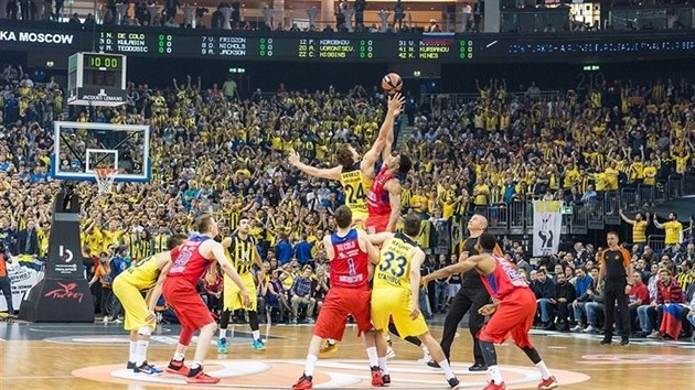 Jan Vesel (lut 24) z Fenerbahce Istanbul na vodnm rozskoku v zpase s CSKA Moskva.