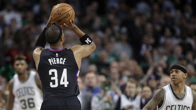 Paul Pierce z LA Clippers stl na ko Bostonu. Sleduje ho Isaiah Thomas.