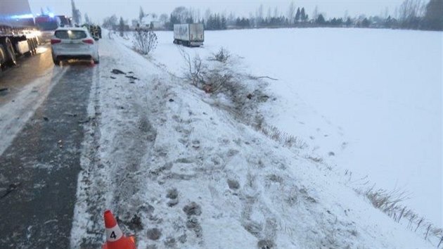 Nehoda pti kamion a dvou osobnch vozidel u Roudnice na Hradecku (1.2.2017).