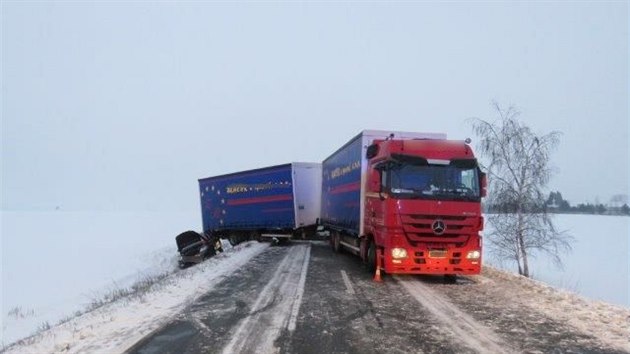 Nehoda pti kamion a dvou osobnch vozidel u Roudnice na Hradecku (1.2.2017).
