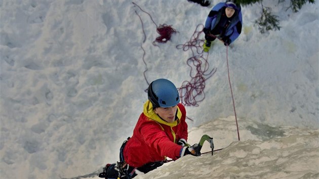 Horolezci zdolvaj prodn ledovou stnu v Labskm dole v Krkonoch.