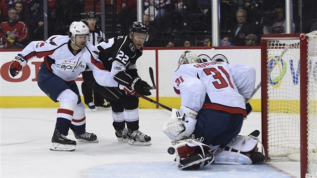 Brank Washingtonu Philipp Grubauer zasahuje proti stele Trevora Lewise (v ernm) z Los Angeles.