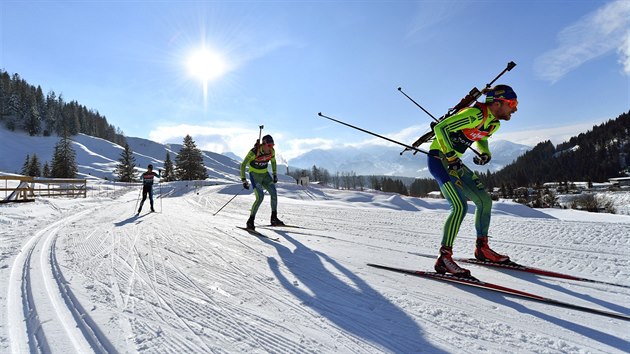 Biatlonist trnuj ped svtovm ampiontem v Hochfilzenu.