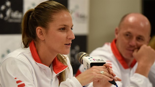 Karolna Plkov (vlevo) a nehrajc kapitn Petr Pla na tiskov konferenci ped utknm Fed Cupu proti panlsku.