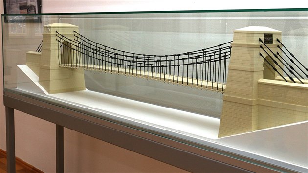 Souasn model tehdejho etzovho mostu v atci.