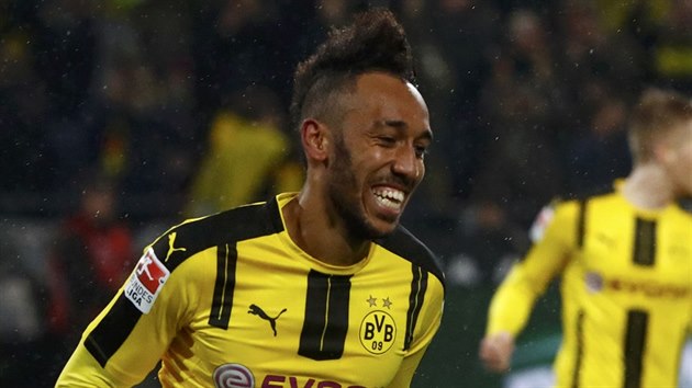 TOR! Pierre-Emerick Aubameyang v dresu Dortmundu se raduje z branky proti RB Lipsku.