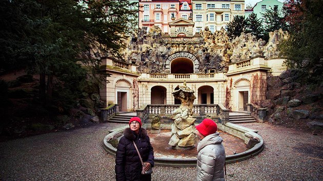 Skryt romantika. Zrekonstruovan grota neboli uml jeskyn v Havlkovch sadech. A nad n jedny z nejkrsnjch vinohradskch dom.