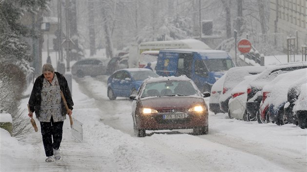 S hustm snenm mli problmy idii i chodci v kraji.