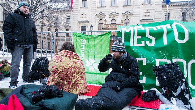 Ped adem vldy pespalo 44 lid. Vld pipomnaj chybjc zkon o socilnm bydlen (1. 2. 2017).