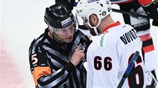 Jiří Novotný v dresu Čeljabinsku naslouchá rozhodčímu. Jiří Novotný v dresu Čeljabinsku naslouchá rozhodčímu.