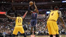 John Wall z Washingtonu při střelbě přes LeBrona Jamese z Clevelandu. John Wall z Washingtonu při střelbě přes LeBrona Jamese z Clevelandu.