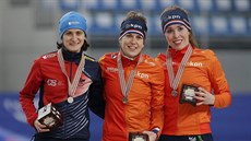 Zleva Martina Sáblíková, vítězka Ireen Wüstová a bronzová Antoinette Jongová po... Zleva Martina Sáblíková, vítězka Ireen Wüstová a bronzová Antoinette Jongová po...