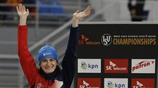 Martina Sáblíková se raduje ze stíbrné medale v závod na 3000 metr na...