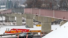 Rozestavěný most, součást obchvatu, vede přes nestabilní podloží, je nutné... Rozestavěný most, součást obchvatu, vede přes nestabilní podloží, je nutné...