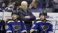 Trenér Ken Htichcock na střídačce St. Louis Blues. Trenér Ken Htichcock na střídačce St. Louis Blues.