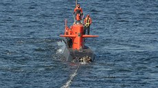 Ponorka NR-1 taená lodí MV Carolyn Chouest (fotografováno z MV Carolyn...