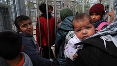 Většina uprchlíků zadržených v Maďarsku je v současnosti v přechodných... Většina uprchlíků zadržených v Maďarsku je v současnosti v přechodných...