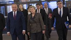 Moldavský prezident Igor Dodon a náměstkyně šéfa NATO Rose Gottemoellerová Moldavský prezident Igor Dodon a náměstkyně šéfa NATO Rose Gottemoellerová