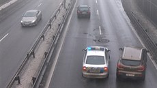 O otevený kanál v praské Kbelské ulici si prorazilo kola estnáct aut