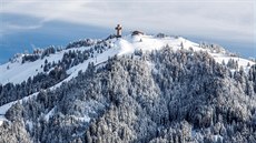 Vrchol rakouského Buchensteinwandu (1456 m) zdobí od léta 2014 rozhledna ve...